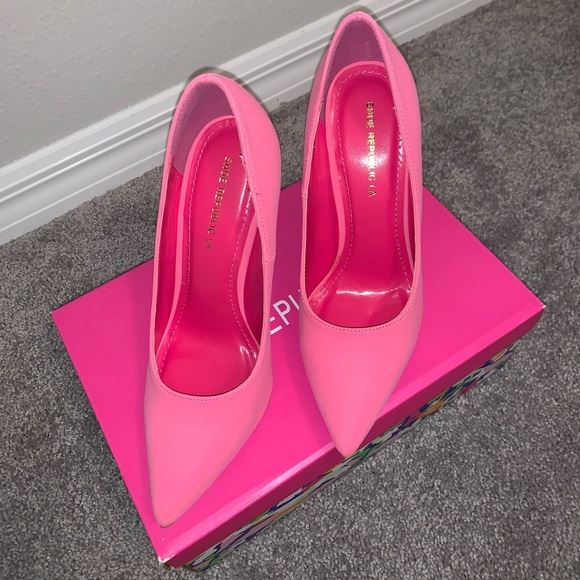 ❗️SOLD❗️NIB Hot Pink Shoe Republic Heels - Picture 2 of 4